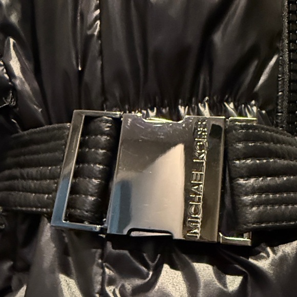 MICHAEL Michael Kors Women’s Medium Shiny Black Puffer Jacket with Faux Fur Trim - Picture 10 of 14